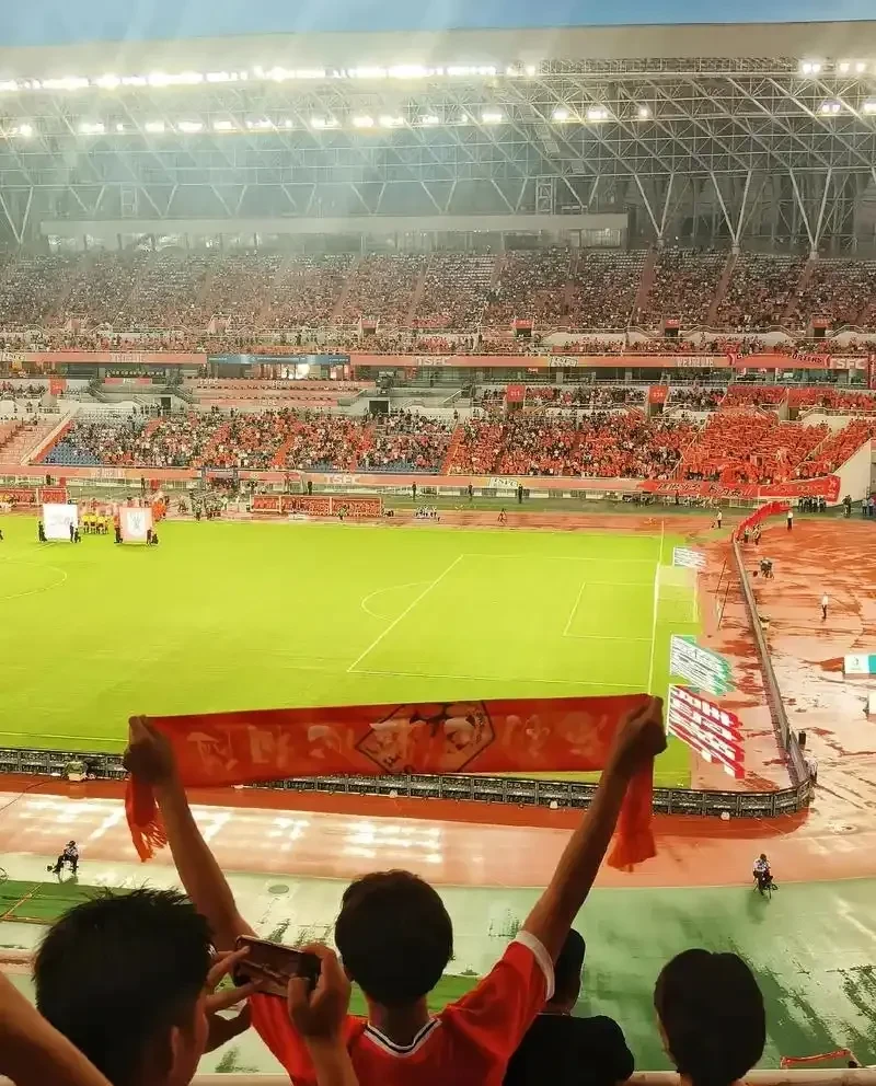 亚冠比赛现场火爆，球迷热情高涨